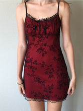 Modernes Set aus langärmligem Crop-Top und Shorts mit Blumenmuster